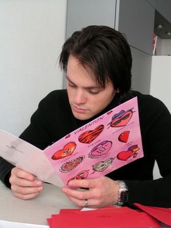 serge die MIJN valentijns kaart leest!:)